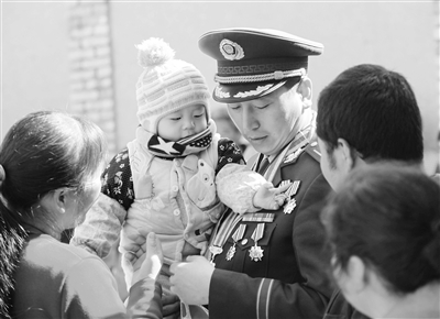 武警甘肅省森林總隊(duì)功臣蘭海龍回鄉(xiāng)報喜