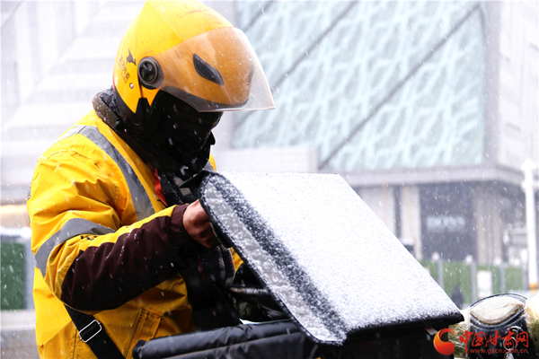 2020年第一場雪巧遇“小寒” 蘭州人請(qǐng)收下?。ńM圖）