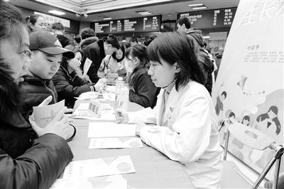 蘭州大學(xué)第一醫(yī)院舉行“新年！新高度！”兒童保健義診活動