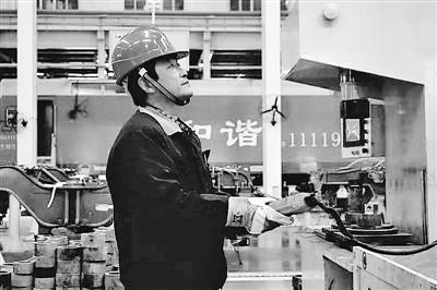 蘭州：寒夜黃河邊，他一把拉出落水大學(xué)生