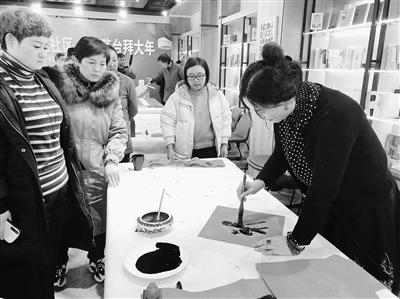 蘭州甘家巷社區(qū)“鼠年納?！彼痛郝?lián)（圖）