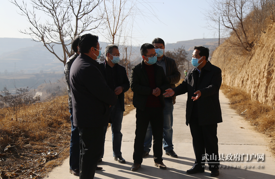 索鴻賓在鴛鴦、樺林鎮(zhèn)檢查指導(dǎo)疫情防控和脫貧攻堅(jiān)等工作