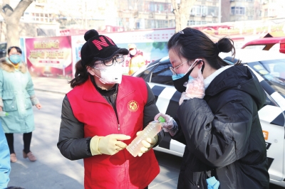 用點(diǎn)滴善舉筑就強(qiáng)大正能量 蘭州市各級(jí)道德模范、蘭州好人齊心援助抗擊疫情一線