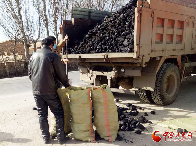 【甘肅全民戰(zhàn)“疫”】雪中送炭！會寧一企業(yè)為基層防控點捐贈10噸愛心煤（圖）