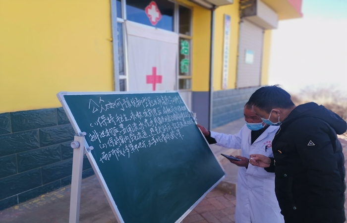市紀(jì)委監(jiān)委駐村幫扶干部馬維高在村衛(wèi)生室宣傳疫情防控知識(shí)。.jpg
