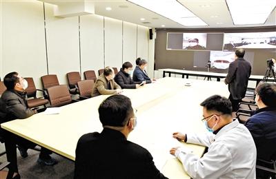 蘭大校長嚴純?nèi)A等視頻連線蘭大一院、二院支援湖北醫(yī)療隊員