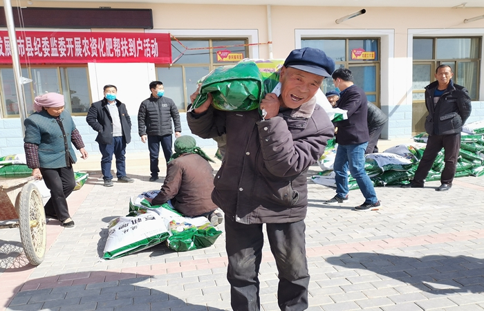 1585128389958009.jpg 領(lǐng)取到春耕農(nóng)資的群眾臉上洋溢著喜悅.jpg