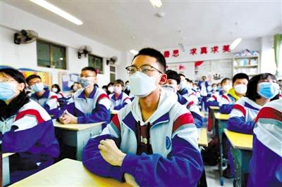 甘肅省初三和高一、高二年級學(xué)生昨日開學(xué) 青春校園又聞瑯瑯讀書聲