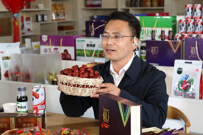 “縣長直播天團(tuán)”唱響“甘貨春之聲”，售出近30種甘貨1萬余件 開進(jìn)直播間的網(wǎng)絡(luò)扶貧博覽會(huì)，受百萬網(wǎng)友點(diǎn)贊 