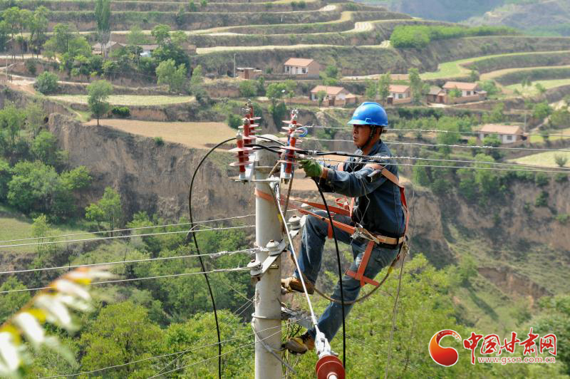 【甘肅省決戰(zhàn)決勝脫貧攻堅】國網平涼供電公司：銀線架起連心橋  電網照亮富民路（圖）
