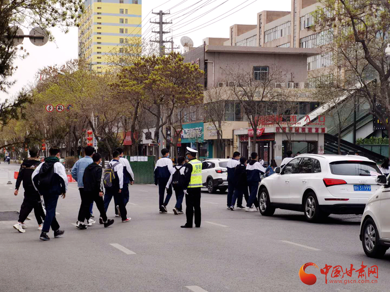 保駕護(hù)航！涼州公安交警“護(hù)學(xué)崗” 撐起“平安傘”