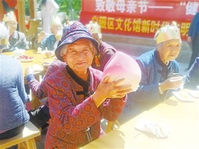 母親節(jié)，白銀“花村”擺了一場(chǎng)“敬老宴”