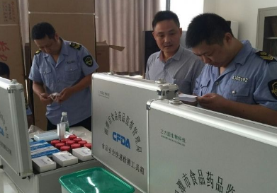 蘭州市食品安全檢測(cè)車開(kāi)進(jìn)菜市場(chǎng)