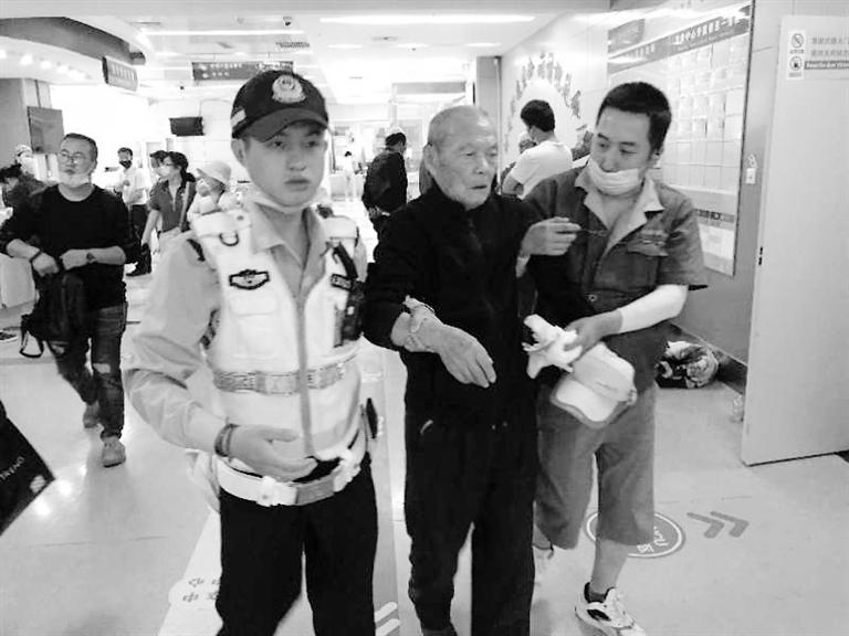 蘭州街頭最美的一次逆行！耄耋老人摔倒街頭 交警的哥合力救助3分鐘