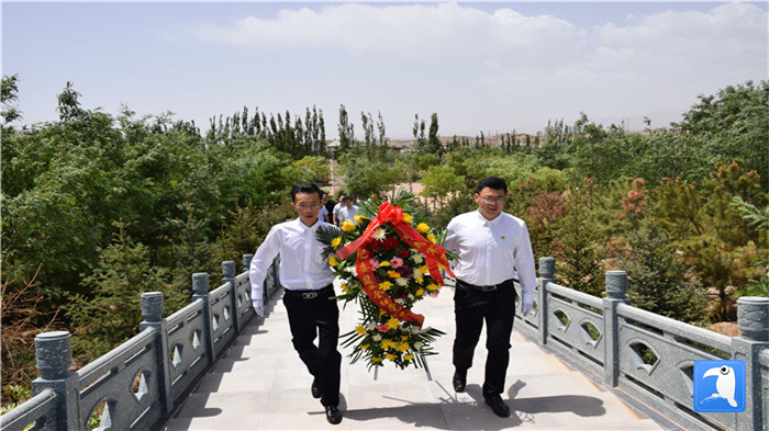 七一”前夕，白銀市紀(jì)委監(jiān)委機(jī)關(guān)黨委組織黨員來(lái)到紅軍西路軍景泰烈士陵園開(kāi)展主題黨日活動(dòng)。 朱鵬拍攝_副本.jpg