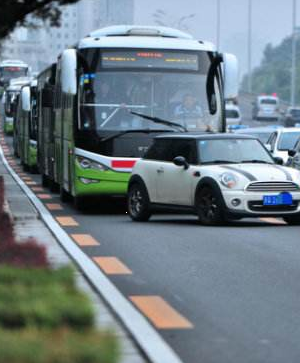 蘭州市現(xiàn)行三條公交車專用道限時通行 1條：天水路全路段