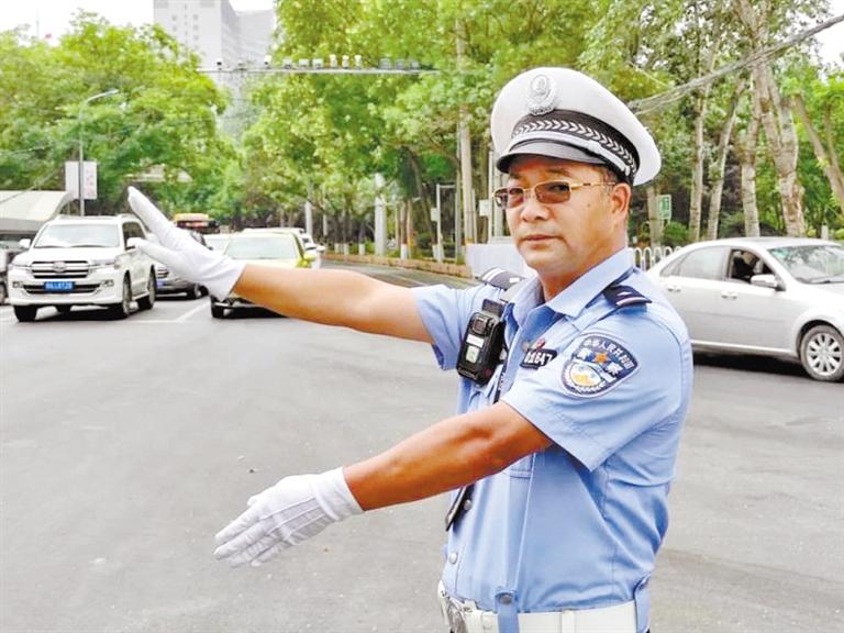 蘭州城關(guān)區(qū)交警大隊(duì)一線老交警馬驍：俯首甘為“老黃?！?>
        </a><em>蘭州城關(guān)區(qū)交警大隊(duì)一線老交警馬驍：俯首甘為“老黃?！?/em></li>
    <li><a  target=