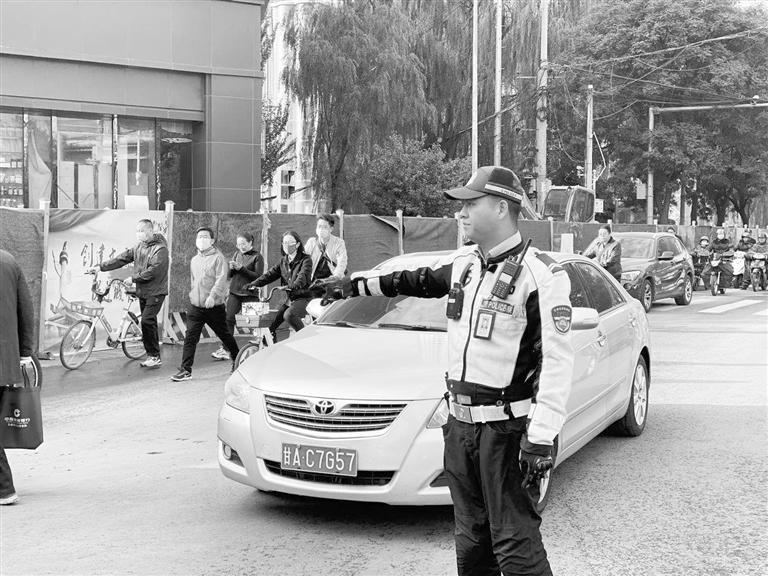 近期蘭州市區(qū)多處路段占道施工，高峰期市民請(qǐng)盡量繞行