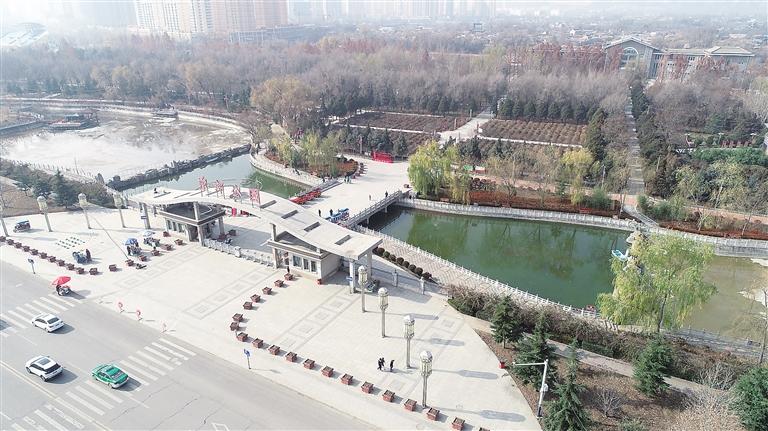 　初冬時節(jié)，臨夏市東郊公園里,楓樹、松柏、云杉等樹木色彩斑斕