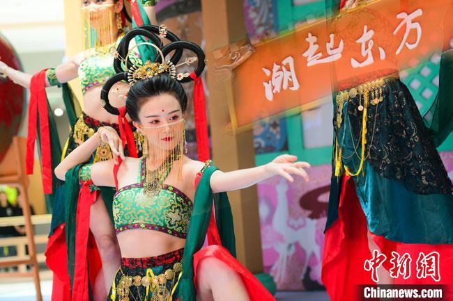 圖為今年9月5日，在重慶亮相的敦煌博物館“潮起東方”主題活動(dòng)現(xiàn)場(chǎng)。敦煌博物館供圖