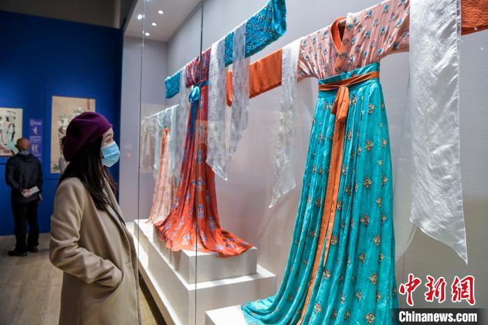 觀眾在參觀唐代服飾?！●樤骑w 攝