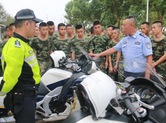 蘭州交警開(kāi)設(shè)周末專場(chǎng)緩解考試難