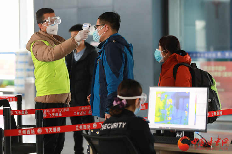 回家路上，請(qǐng)配合疫情防控要求 