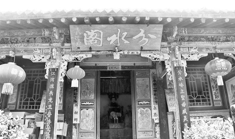 秦嶺鎮(zhèn)分水閣，一屋檐水分江河 這里可看水系奇觀，可賞連翹花海