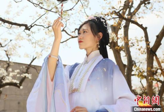 圖為蘭州青年身穿漢服在百年梨園賞景。　高展 攝