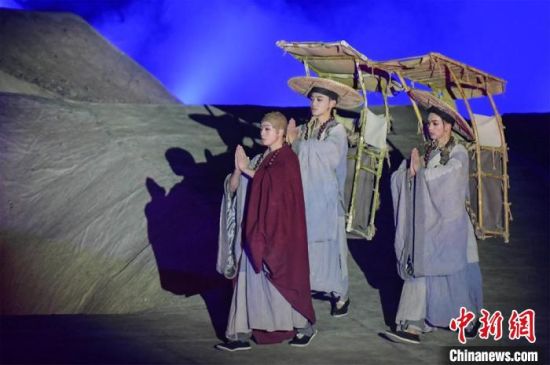 圖為演出現(xiàn)場(chǎng)，該劇獨(dú)創(chuàng)360度旋轉(zhuǎn)并前后移動(dòng)觀眾席，顛覆傳統(tǒng)劇場(chǎng)舞臺(tái)表演模式。　王斌銀 攝