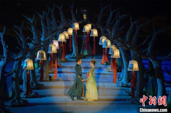 圖為全新升級(jí)《敦煌盛典》，新增戰(zhàn)馬、燈籠矩陣，以及最新聲、光、電硬件設(shè)施。　王斌銀 攝