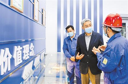 尹弘在嘉峪關(guān)調(diào)研時強(qiáng)調(diào) 推動傳統(tǒng)產(chǎn)業(yè)智能化高端化綠色化轉(zhuǎn)型升級 努力在實現(xiàn)高質(zhì)量轉(zhuǎn)型發(fā)展上邁出更大步伐