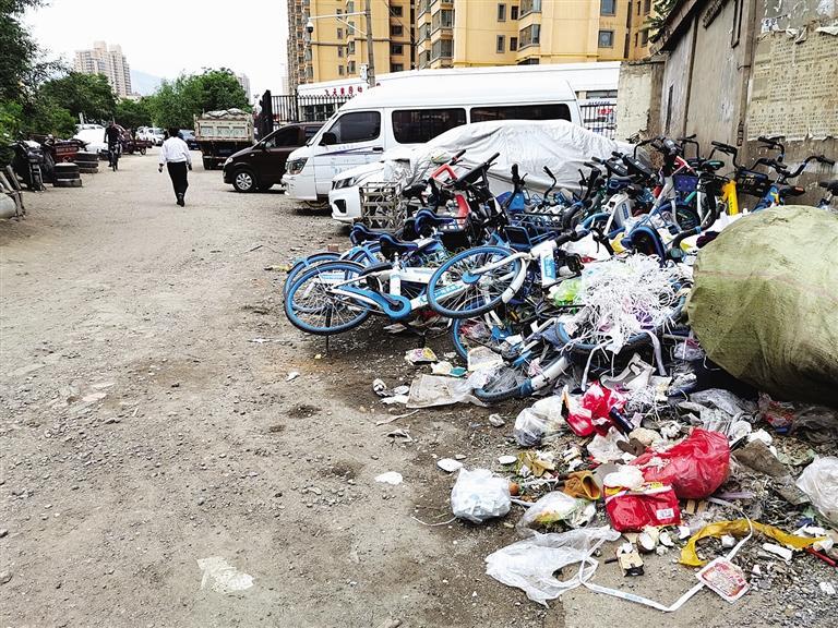 百米土路臟亂差，誰來管？經(jīng)記者協(xié)調(diào)，社區(qū)組織志愿者進(jìn)行了清理