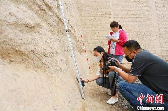 科技保護(hù)讓長城價(jià)值的真實(shí)性和完整性得到有效延續(xù)和傳承。圖為文物工作者正在測量關(guān)城的相關(guān)數(shù)據(jù)?！「哒?攝