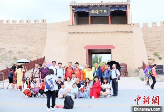 歷經(jīng)數(shù)十載保護(hù)修繕的古老關(guān)城得以延年益壽，成為了海內(nèi)外游客“絲路游”的必經(jīng)打卡地?！「哒?攝