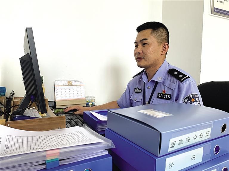 “身為黨員，就應(yīng)該第一個往前沖”