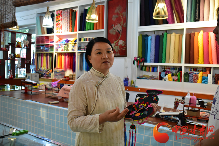 【蘭大新聞學子重走西北角】香包傳承人劉蘭芳：飛針走線，傳承匠心 