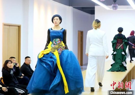 東鄉(xiāng)繡娘在T臺(tái)走秀?！「哒?攝