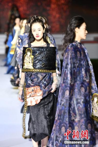 圖為敦煌服裝秀展示。 殷春永 攝