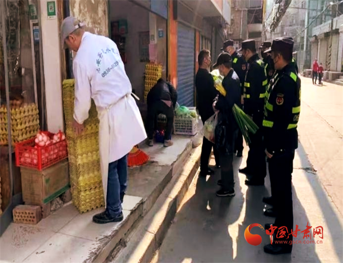 【甘快看·疫情防控甘肅在行動】蘭州市城管委嚴查占道經(jīng)營擺攤設點行為