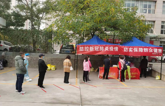城關區(qū)紀委監(jiān)委各監(jiān)督檢查組督促各街道核酸檢測點落實“一米線”制度。.jpg