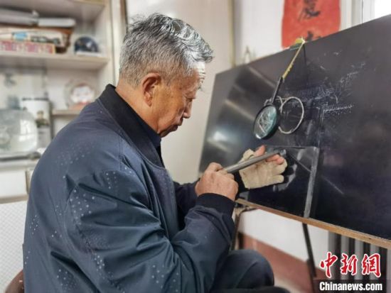 圖為陶世清在創(chuàng)作中?！钅?攝