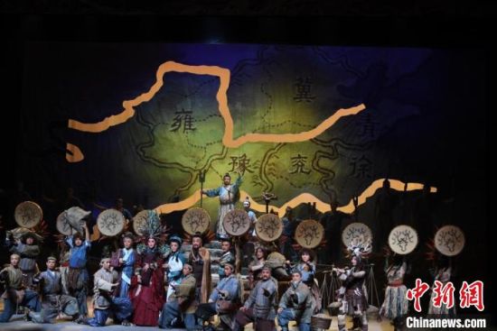 作為隴劇“梅花”，雷通霞在《大禹治水》中甘當(dāng)“綠葉”，該劇推出后，反響十分熱烈。(資料圖) 楊艷敏 攝