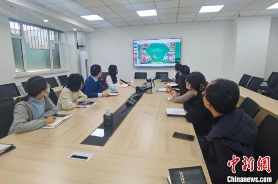 圖為甘肅教育出版社《寫(xiě)給青少年的敦煌故事》叢書(shū)項(xiàng)目組，探討圖書(shū)封面設(shè)計(jì)?！￠Z姣 攝