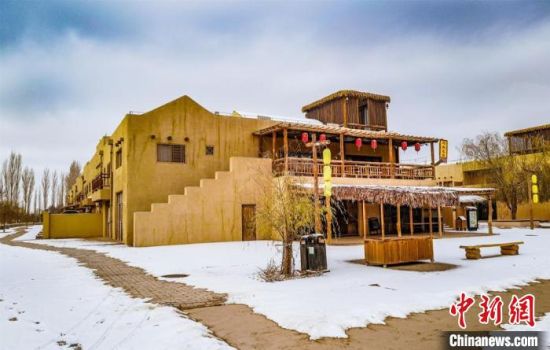 雪落敦煌月牙泉小鎮(zhèn)。　王斌銀 攝