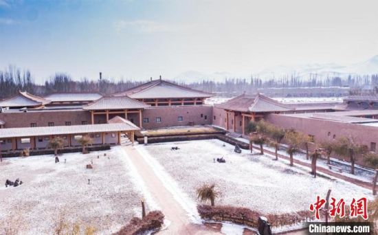 圖為雪落大漠古堡——敦煌山莊?！⊥醣筱y 攝