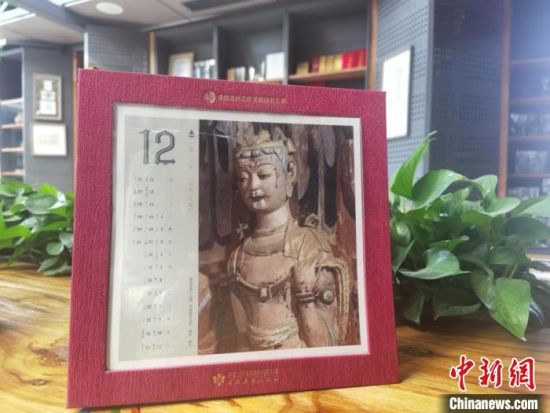 圖為徐晉林制作的敦煌題材的手工書《走進(jìn)沙漠敦煌——莫高窟與藏書票藝術(shù)》，深受讀者喜愛?！￠Z姣 攝