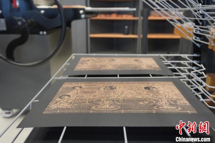 圖為徐晉林工作室制作的雕版敦煌壁畫印刷成品展示。　九美旦增 　攝