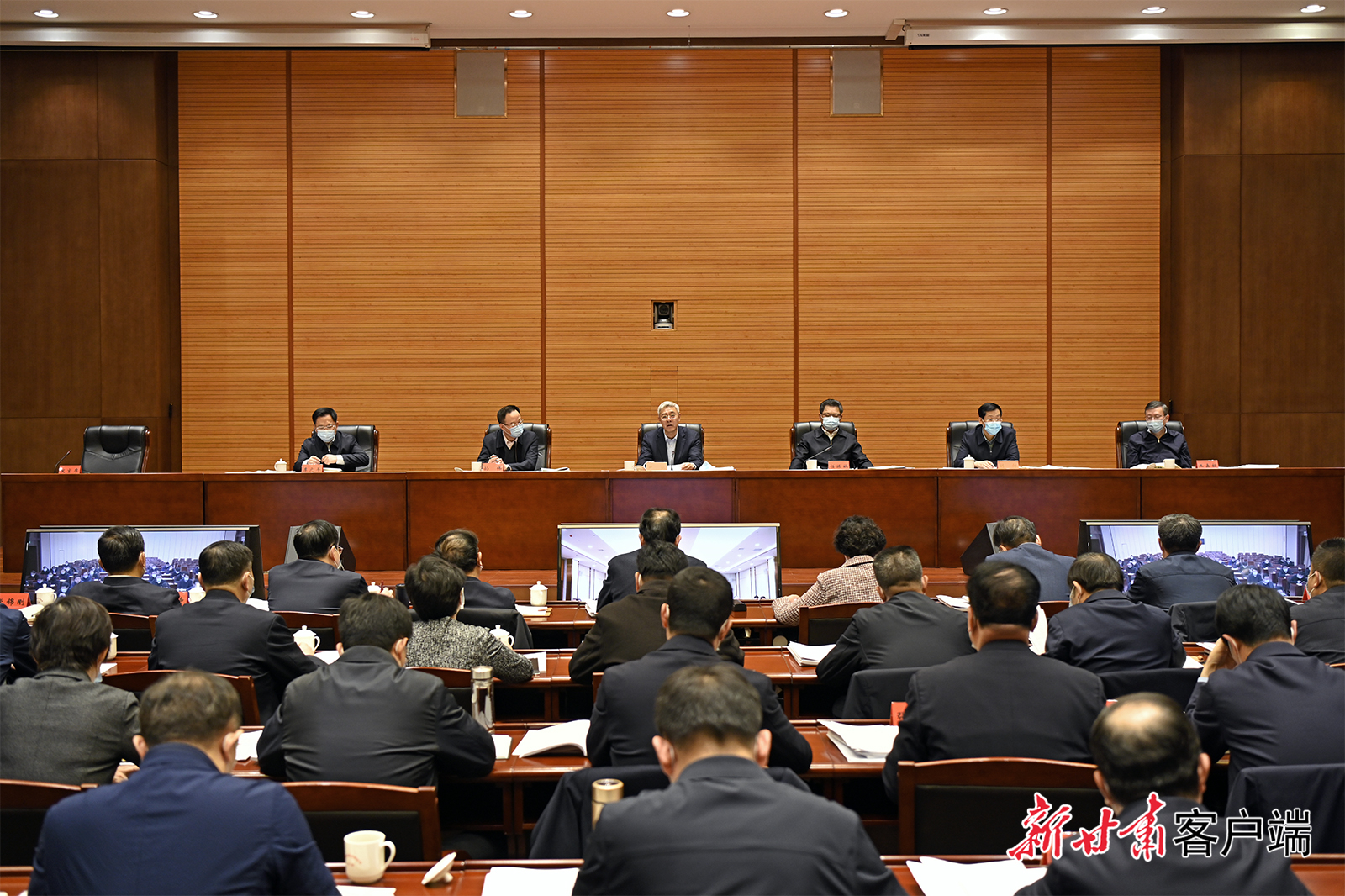 尹弘在省委農(nóng)村工作領(lǐng)導(dǎo)小組會議上強(qiáng)調(diào)：以深厚為民情懷鞏固拓展脫貧攻堅成果，用高度負(fù)責(zé)精神扎實做好備考迎評工作