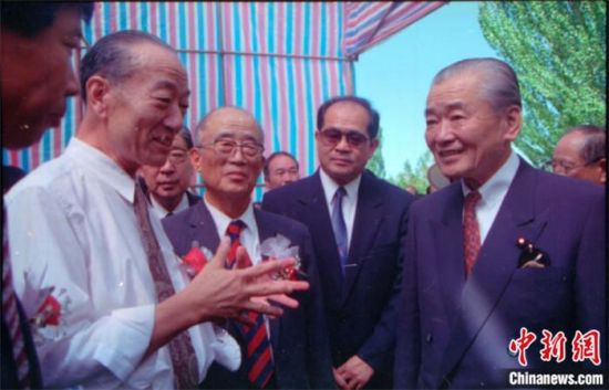 1994年8月，時(shí)任日本首相竹下登(右一)與時(shí)任敦煌研究院院長(zhǎng)段文杰在莫高窟親切交談。中新社發(fā) 婁婕 供圖